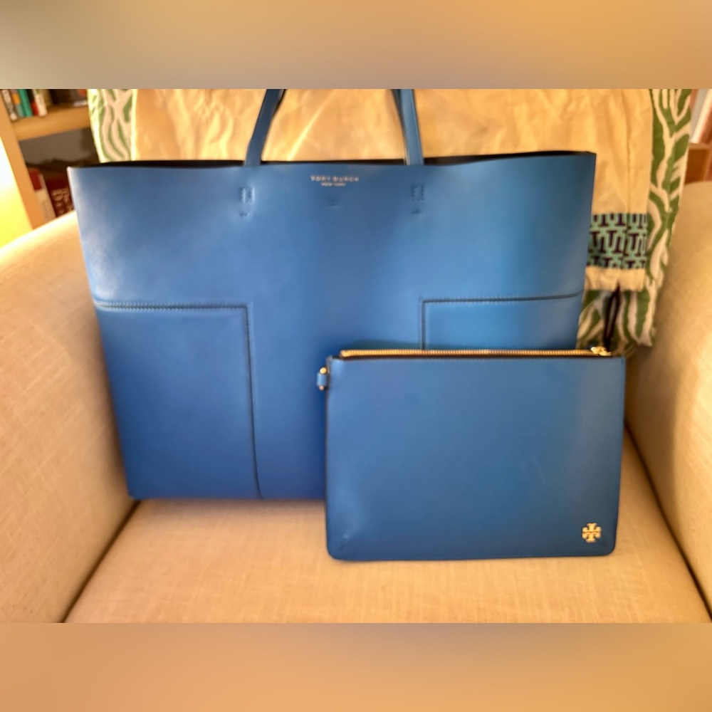 💙💙Tory Burch Azure Blue Tote💙💙
Beautiful condition! INCLUDES POUCH